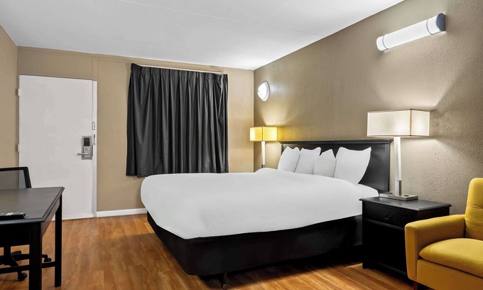 Danville Hotel | Budget-Friendly Econo Lodge with Family Kitchen Amenities