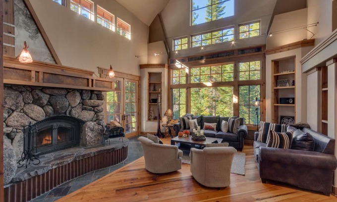 Truckee House | Exclusive Signature Retreat on the 18th with Private Pool