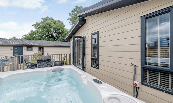 Honiton Ski Chalet | Modern Lodge with En Suite, Spa, and Hot Tub Amenities