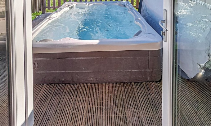Newbury Ski Chalet | Family-Friendly 3 Bedroom Retreat in Newbury with Spa