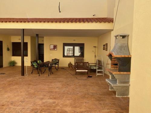 Borox House | Explore SILBO RURAL: Family-Friendly Retreat with Breakfast