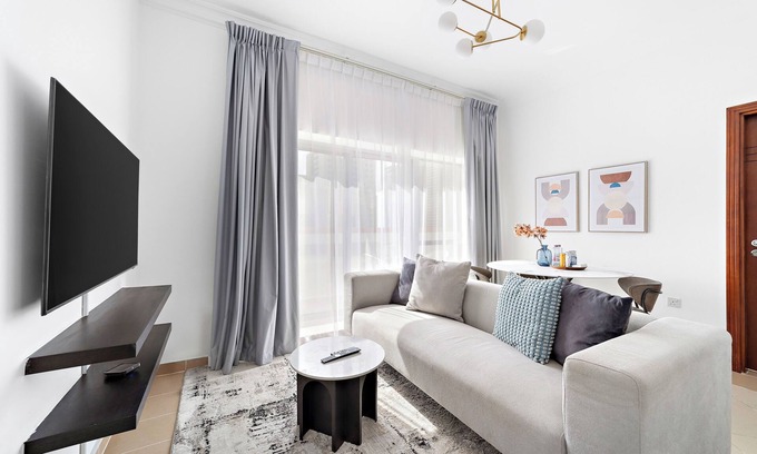 Barsha Heights Apartment | Discover Silkhaus Art XII - Barsha Heights with Pool & Breakfast