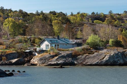 Torslanda Villa | Experience Sillvik C&J Hugosson: Pet-Friendly Beach Retreat