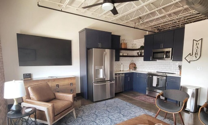 Brazos Apartment | Experience Silo View: Stylish Stay in Downtown's Heart
