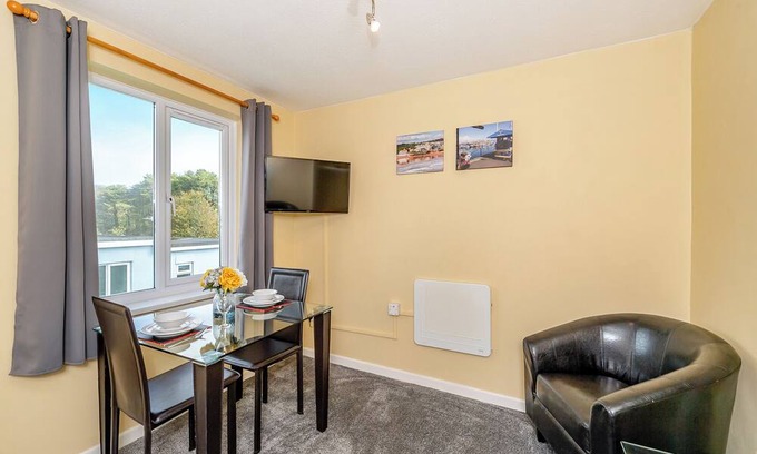 Brixham Ski Chalet | Cozy Value Chalet with Ocean View & Pool Access