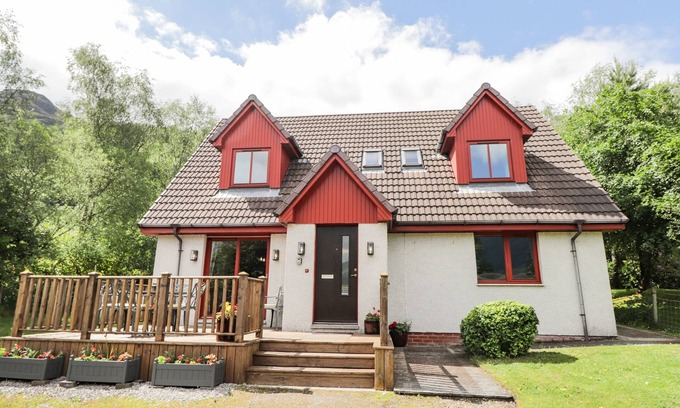 Ratagan Cottage | Pet-Friendly Silver Birch Lodge: Family Retreat in Dornie