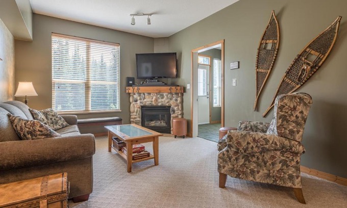 Silver Star Mountain Apartment | Silver Fox: Pet-Friendly Retreat with Hot Tub & 10/10 Score