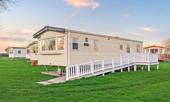 York House | Cozy Lake View Caravan with Kitchen and Breakfast Included