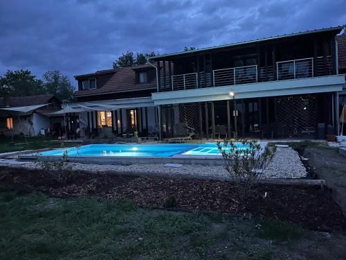 Bekes Bed & Breakfast | Discover Silver Horse Ranch: Pet-Friendly Retreat with Pool