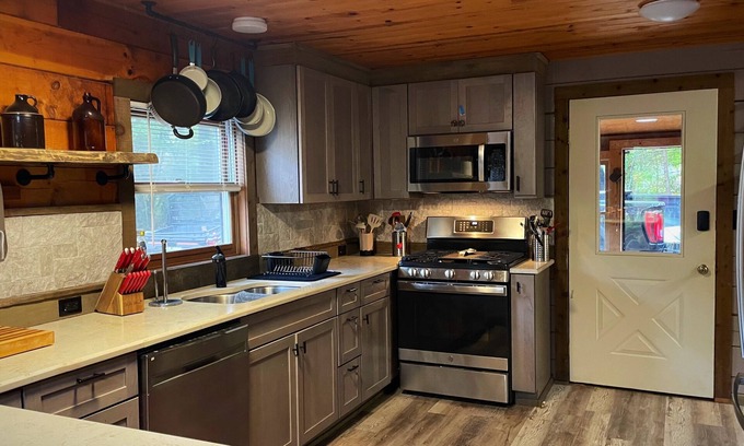 Rabun Gap Cabin | Silver Maple: Mountain View Cabin with Pet-Friendly Amenities