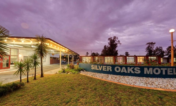 Gilgandra Hotel | Pet-Friendly Silver Oaks Motel with Pool & Breakfast Included