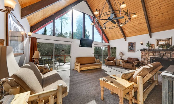 Idyllwild Hotel | Relax at Silver Pines Lodge: Spa, Breakfast & Family-Friendly