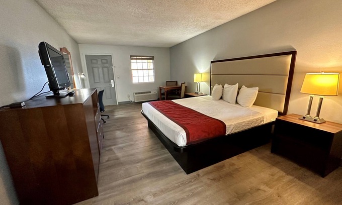 Kingman Hotel | Relax at Silver Queen Inn with Pool, Spa & Breakfast Included