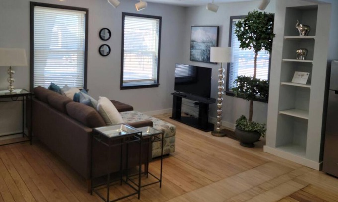 Sturgeon Bay Apartment | Inviting Silver Room: Pet-Friendly Retreat with Spa & Dining