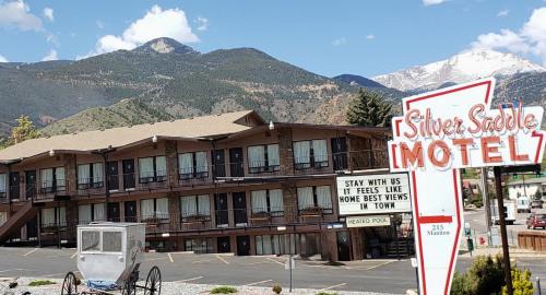 Manitou Springs Hotel | Comfortable Stay at Silver Saddle Motel with Pool & Pets Welcome