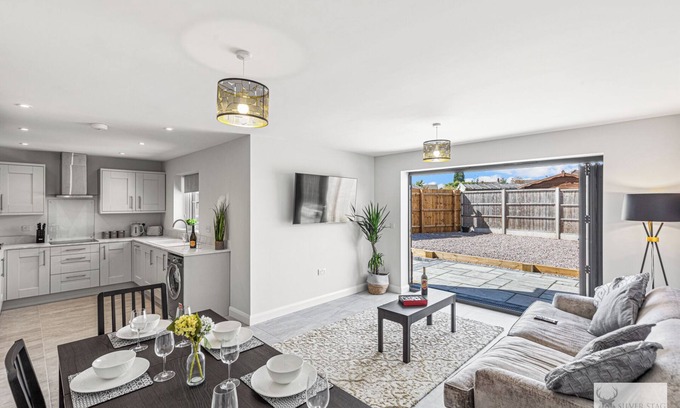 Ashby-de-la-Zouch House | Elegant Silver Stag House with Pool and Pet-Friendly Perks