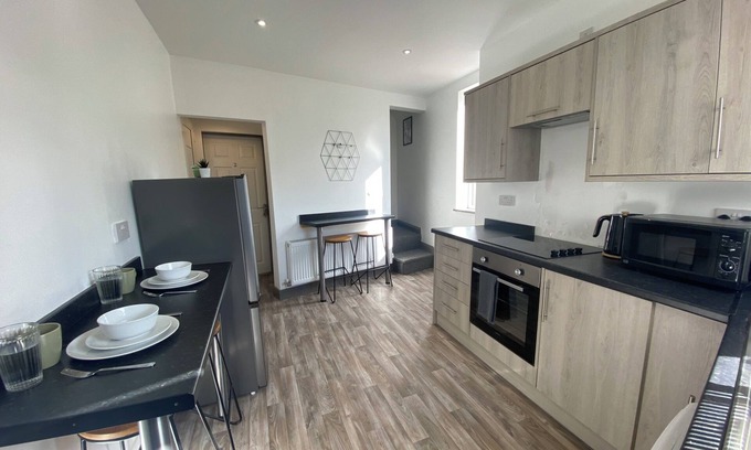 Church Gresley House | Discover Silver Stag Properties: Ensuite Bedrooms & Kitchen