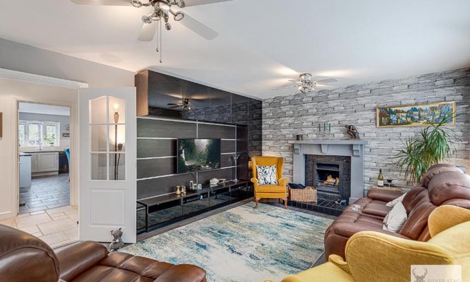 Markfield Villa | Spacious Silver Stag Properties: Ideal for Families & Pets