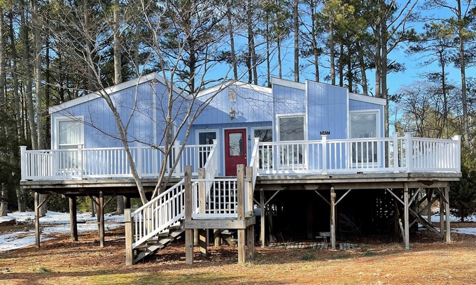 Piney Island House | Beachside Retreat: Silver Thatch with Enclosed Sun Porch