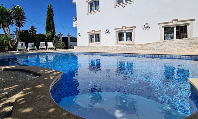 Arnal Villa | Discover Silver Village Residence: Pet-Friendly Retreat