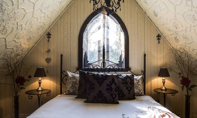 Rye House | Romantic Silverleaf Cottage with Oceanfront Pool & Spa