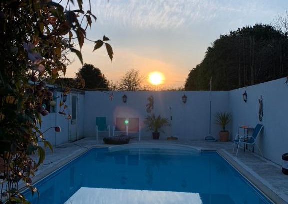 Helford Passage House | Tranquil Silverspring Farm En Suite with Pool & Kitchen