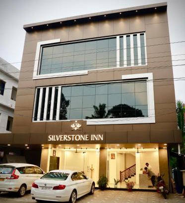 Alwaye Hotel | Family-Friendly Stay at Silverstone Inn - 8/10 Guest Rated