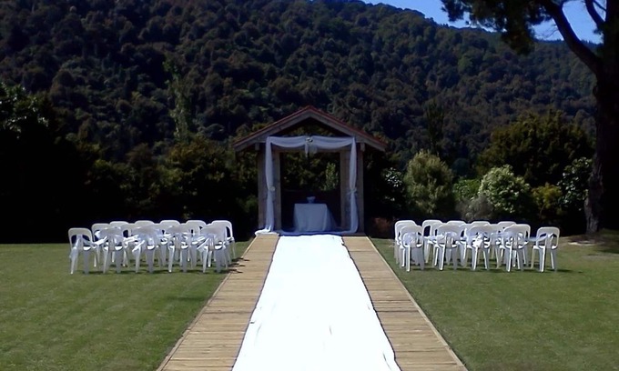 Stokes Valley Hotel | Guest Rated 9/10: Silverstream Retreat with Family-Friendly Perks