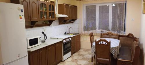 Berehove House | Family-Friendly Retreat at Sima with Kitchen Amenities