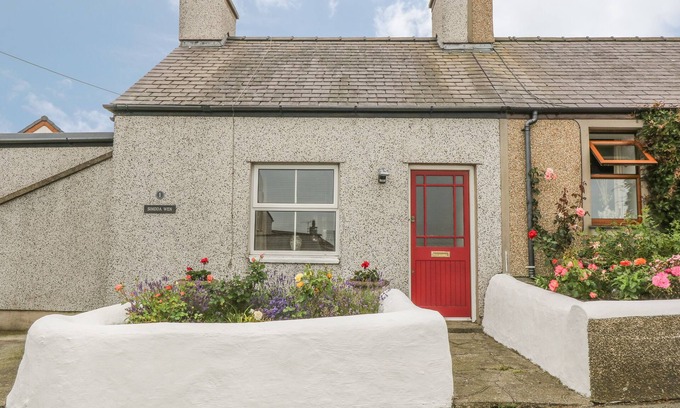 Llanfaethlu House | Experience SIMDDA WEN COTTAGE: Pet-Friendly Retreat with Fire