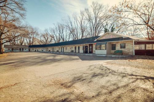 Wamego Hotel | Cozy Stay at Simmer Motel with Breakfast & Pet-Friendly Options