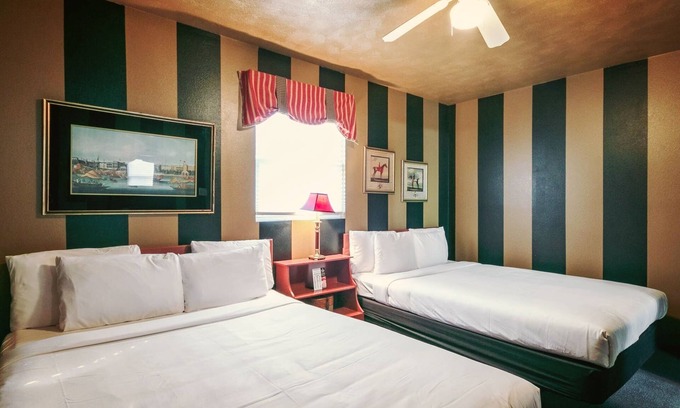 Wamego Hotel | Relax at Simmer Motel: Family-Friendly with Spa & Breakfast
