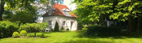 Eckernfoerde House | Pet-Friendly Retreat at Simon with High Guest Ratings