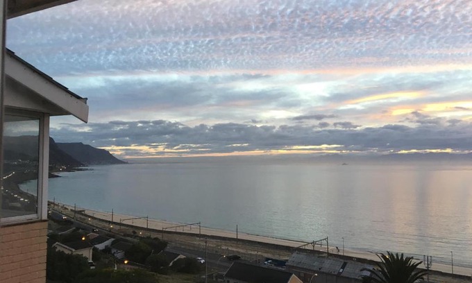 Redhill Apartment | Elevate Your Stay at SIMONSBERG with Oceanfront Views