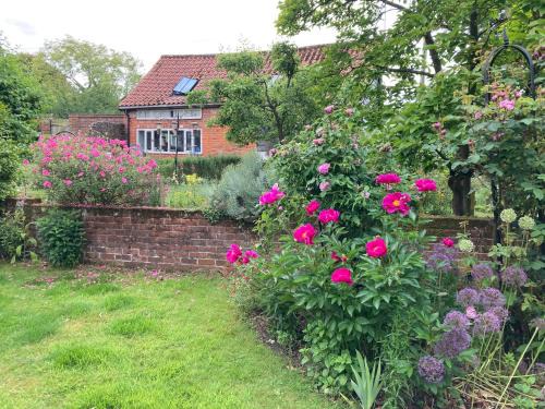 Saxmundham House | Experience Pet-Friendly Comfort at Simpers Drift Hotel
