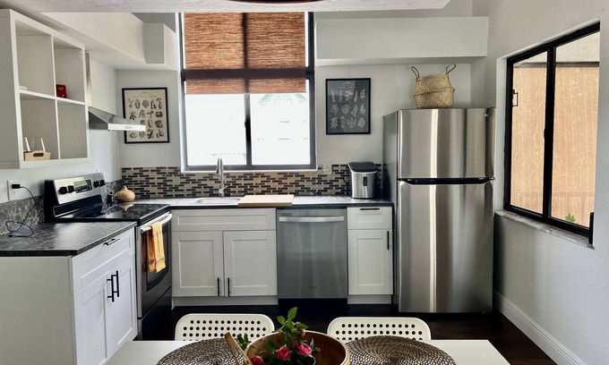 Palm River Estates Apartment | Guest Rated 10/10: Cozy Apartment with Spa & Breakfast