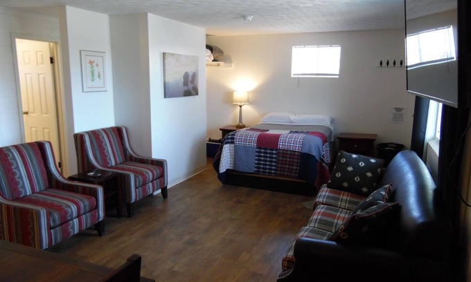 Jenkins Apartment | Tranquil Lakeside Retreat with Pet-Friendly Amenities