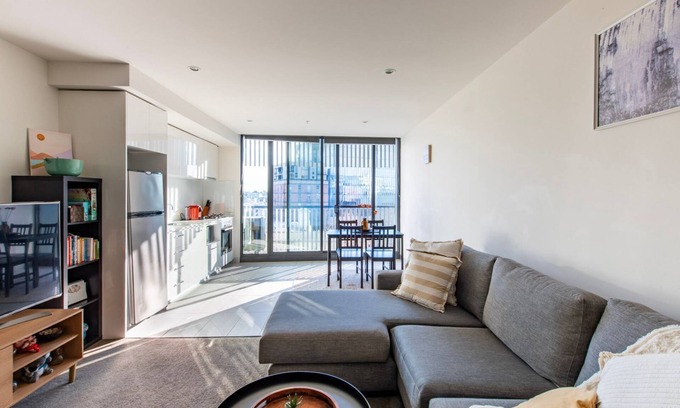 Carlton South Apartment | Simple Comfort - 2BR Apartment in Carlton