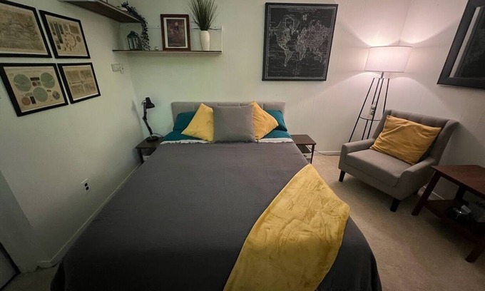Pocket Apartment | Cozy Moonlit Haven with Kitchen in Greenhaven
