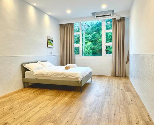 Gushan District House | Cozy Dog-Friendly Retreat with Family Kitchen Amenities
