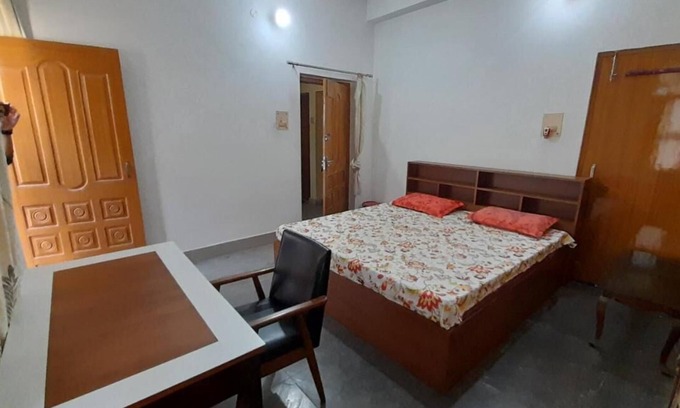 Varanasi Bed & Breakfast | Peaceful Stay with Workstation and Family-Friendly Amenities