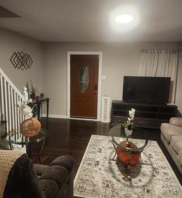 Upper Darby Apartment | Stylish 3-Bedroom Retreat for Families - Perfect Getaway!