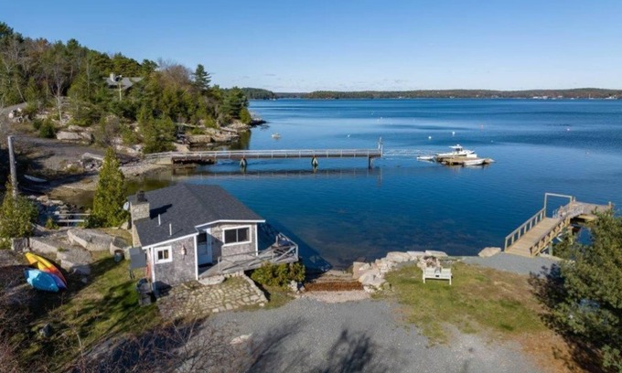 Hall Quarry Cottage | Perfect Retreat - Quaint Cottage on the Water's Edge