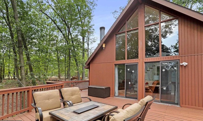 The Woods Cabin | Idyllic Retreat at Woods Golf Resort: Pet-Friendly Getaway