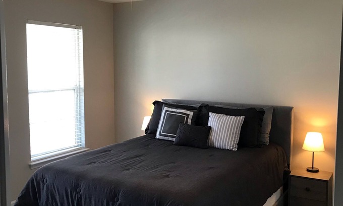 Fredericksburg House | Tranquil Escape at Simple Serenity Hotel