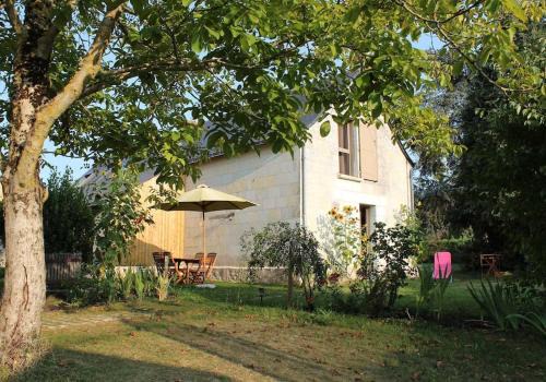 Les Rosiers-sur-Loire House | Relax at Simples Escales: Nature Retreat with Sauna