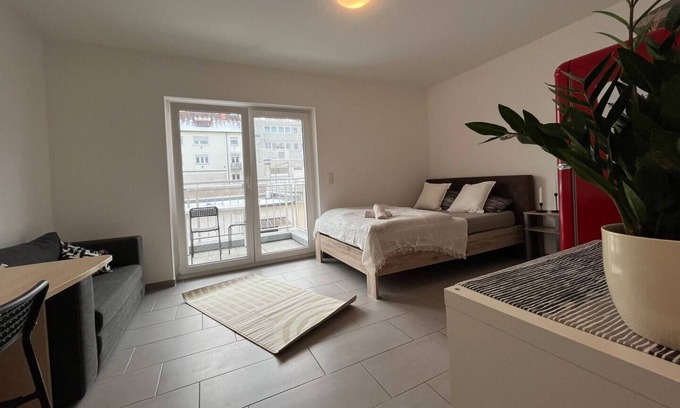 Innenstadt-West Apartment | Timeless Simplex Apartments am Euro: Pet-Friendly Comfort