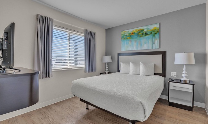 Far North Central Apartment | Simplicity At the Rim 1416 I Comfy 2 Bed 2 Bath