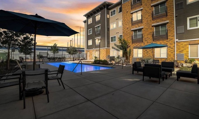Far North Central Apartment | Simplicity At the Rim 1213 I Comfy 2 Bed 2 Bath