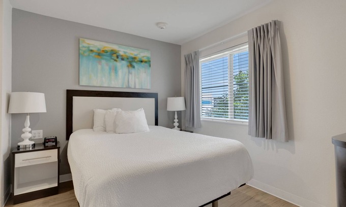 Far North Central Apartment | Simplicity At the Rim 1203 I Spacious 1 Bed 1 Bth
